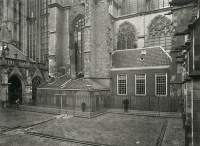 82348 Gezicht op de kerkeraadskamer en het stovenhok van de Domkerk (Domplein) te Utrecht, vóór de restauratie van de ...